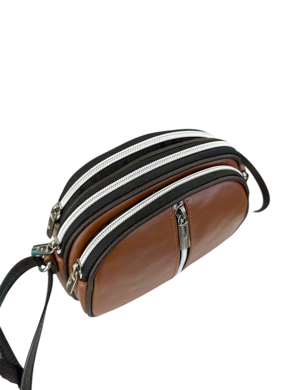 Barna bőr 3 rekeszes pici oldaltáska Barna bőr 3 rekeszes pici oldaltáska