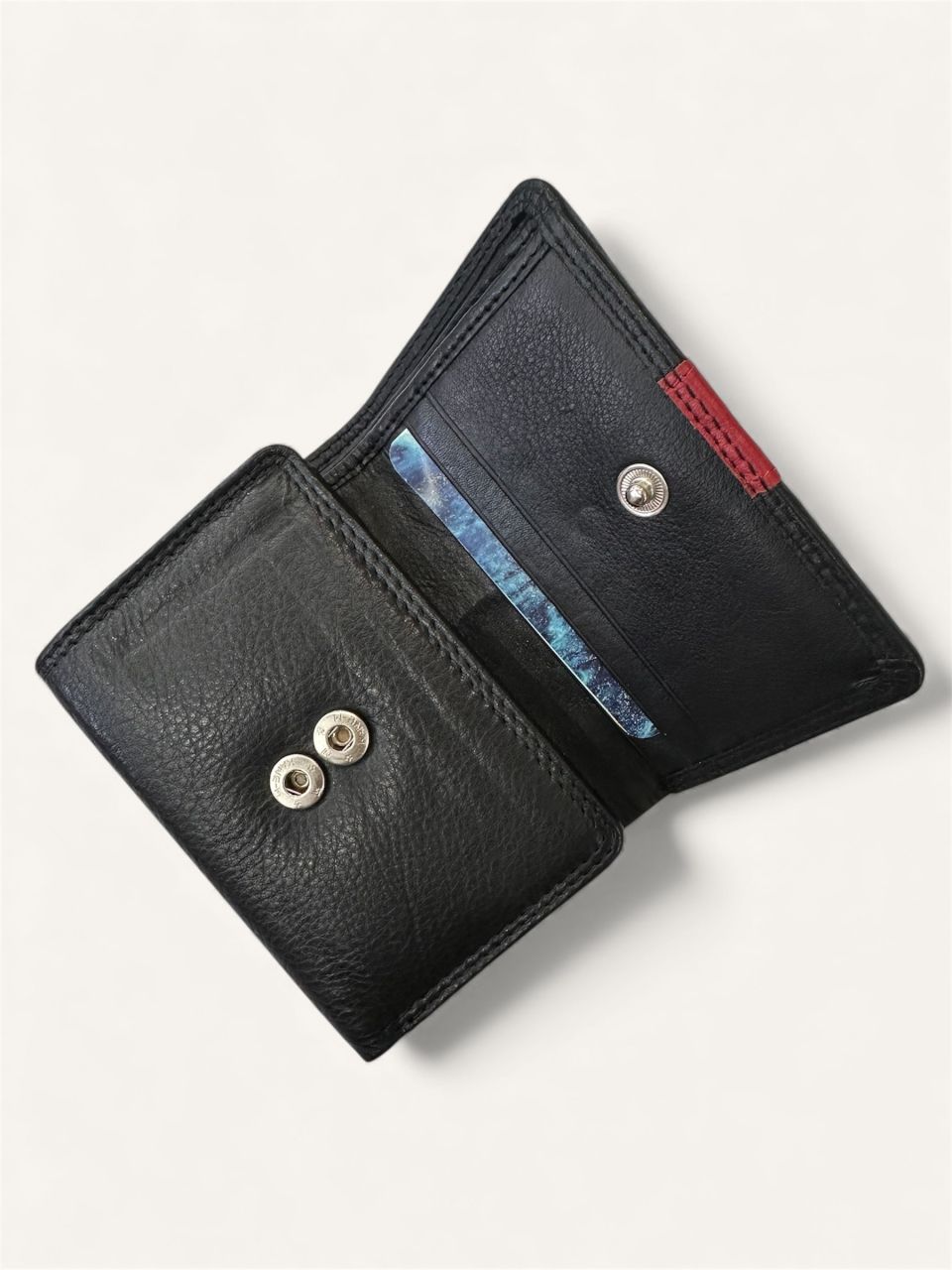 Fekete - piros Gina Monti kisméretű bőr pénztárca Fekete - piros Gina Monti kisméretű bőr pénztárca