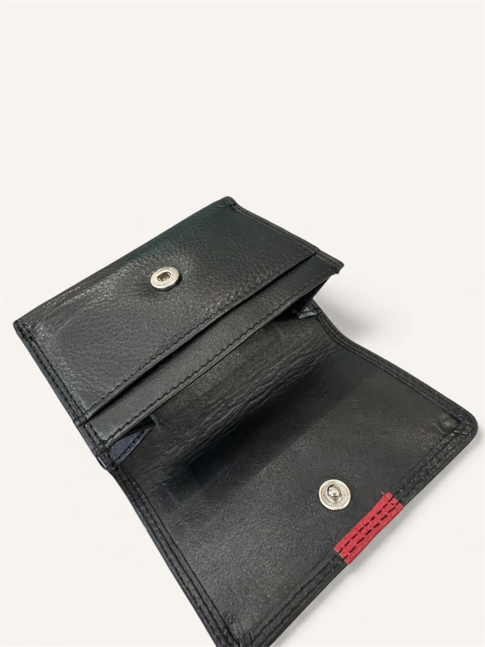 Fekete - piros Gina Monti kisméretű bőr pénztárca Fekete - piros Gina Monti kisméretű bőr pénztárca