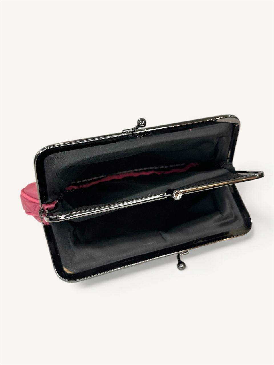 Csatos, keretes, nagy bőr pénztárca, lapos Csatos, keretes, nagy bőr pénztárca, lapos