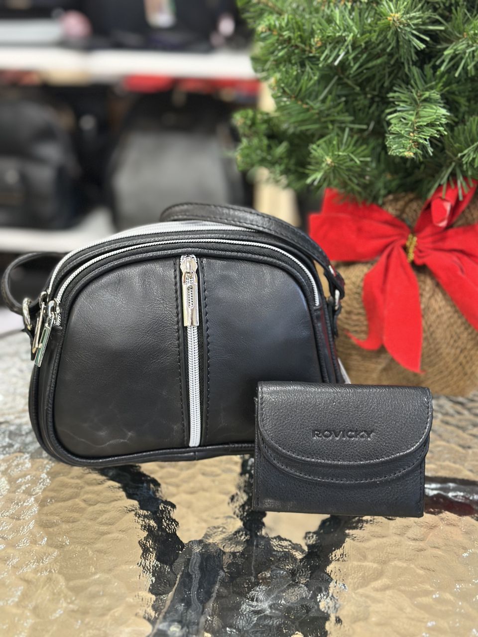 Fekete női bőr táska és pénztárca szett Fekete női bőr táska és pénztárca szett