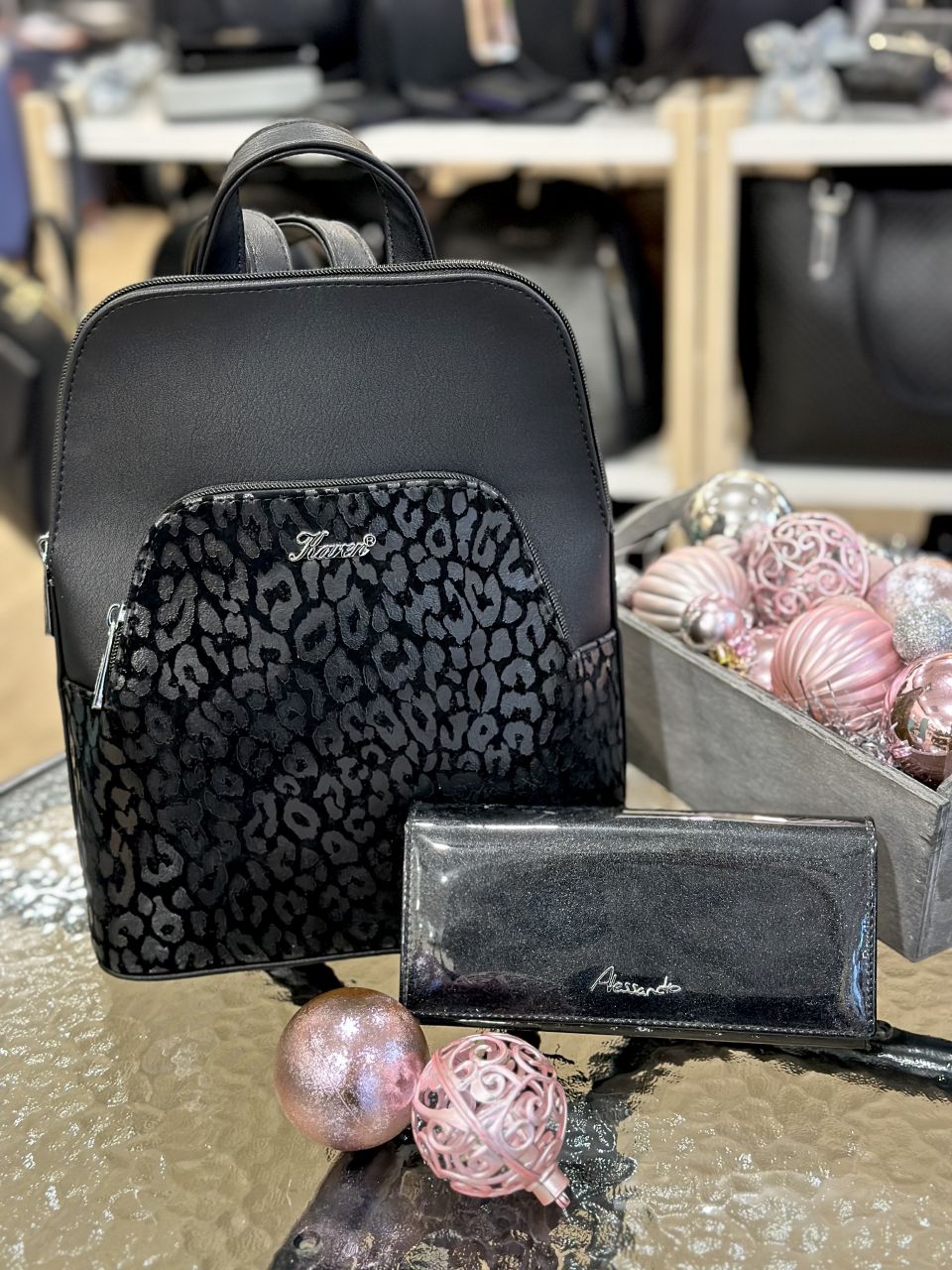 Fekete hátitáska és pénztárca szett Fekete hátitáska és pénztárca szett