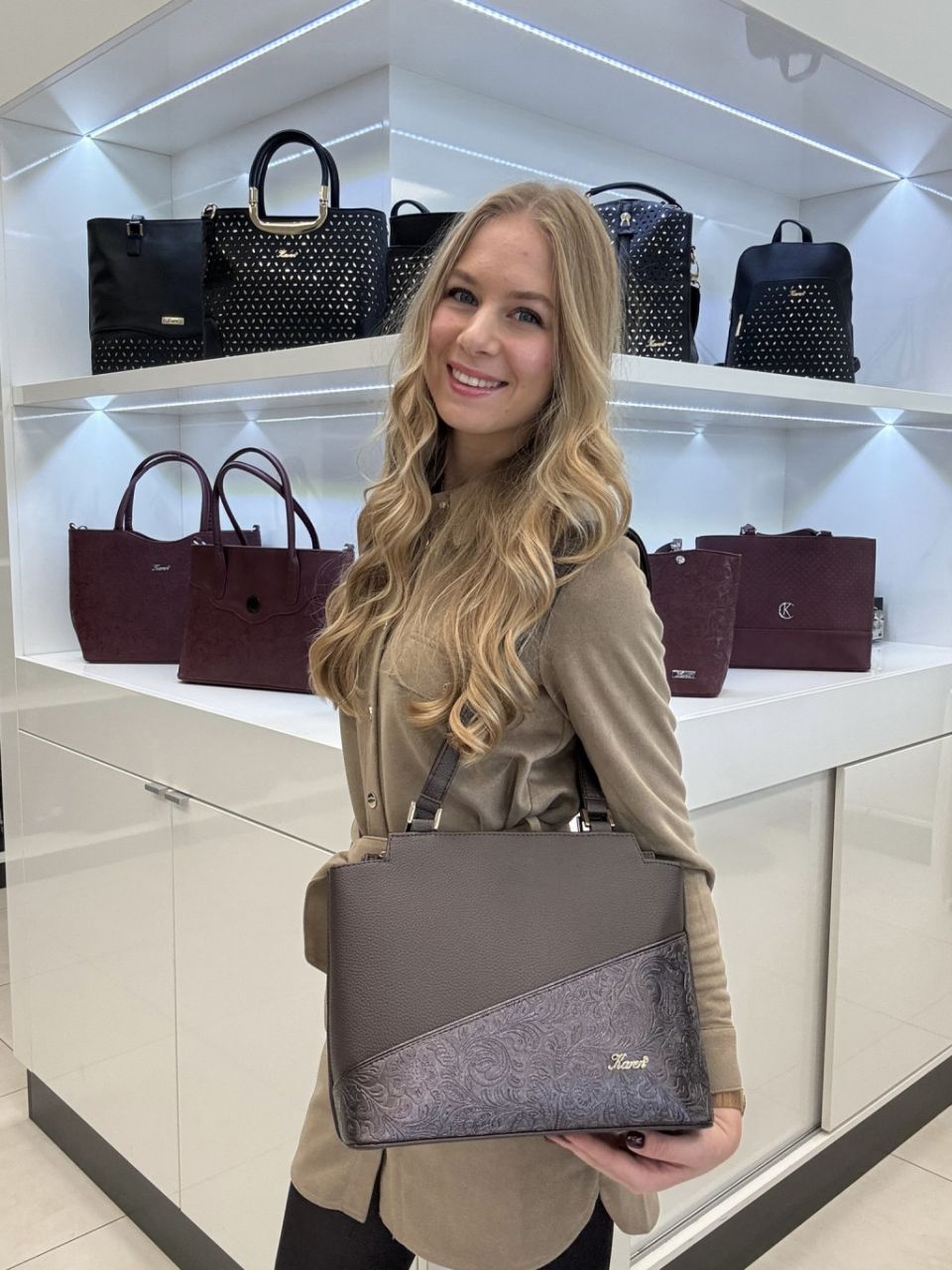 Barna Karen nagyobb osztott válltáska Barna Karen nagyobb osztott válltáska