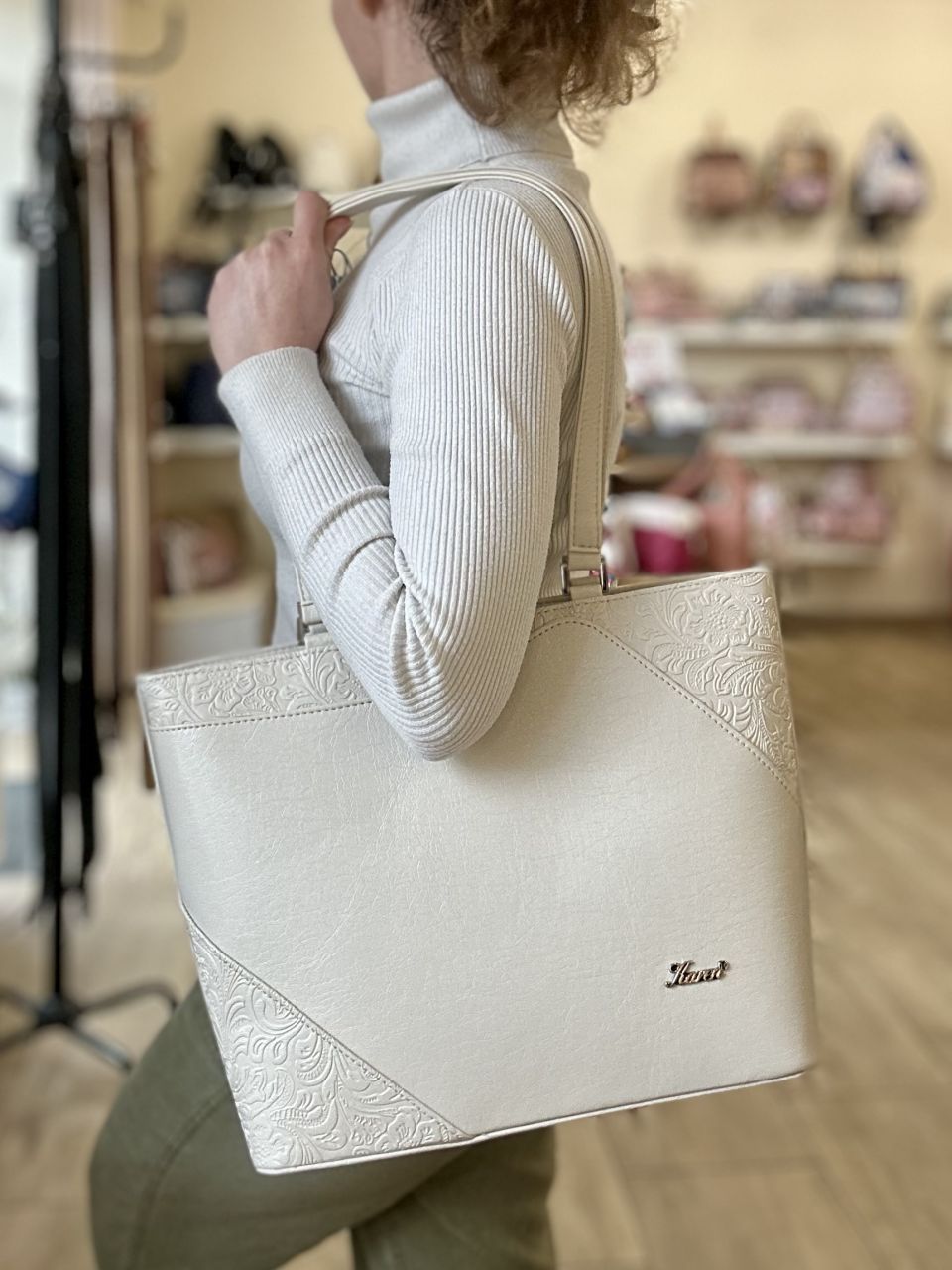 Bézs Karen osztott nagy válltáska