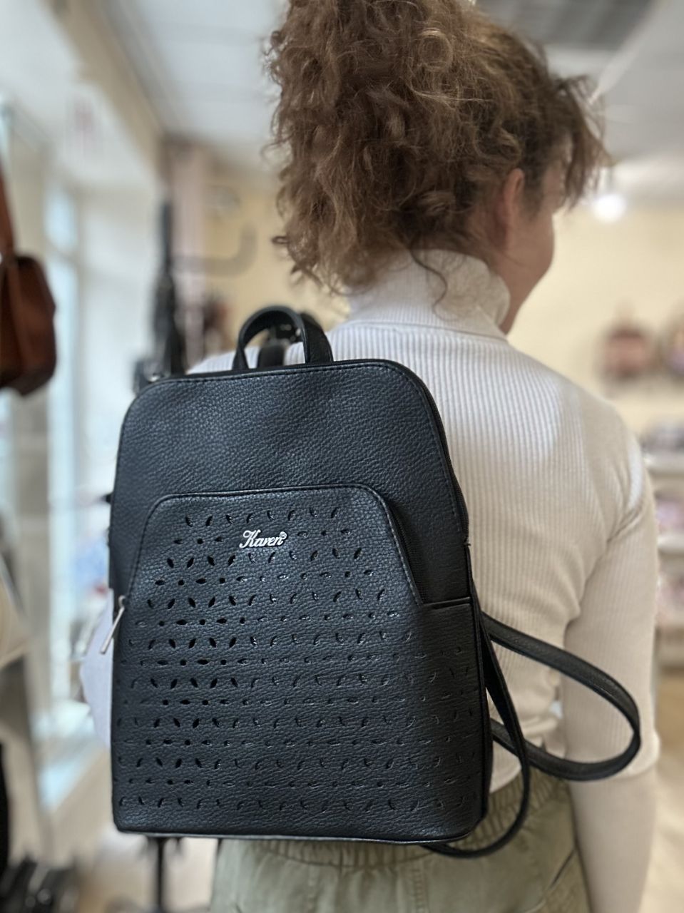 Fekete áttört Karen Juta nagyobb hátitáska