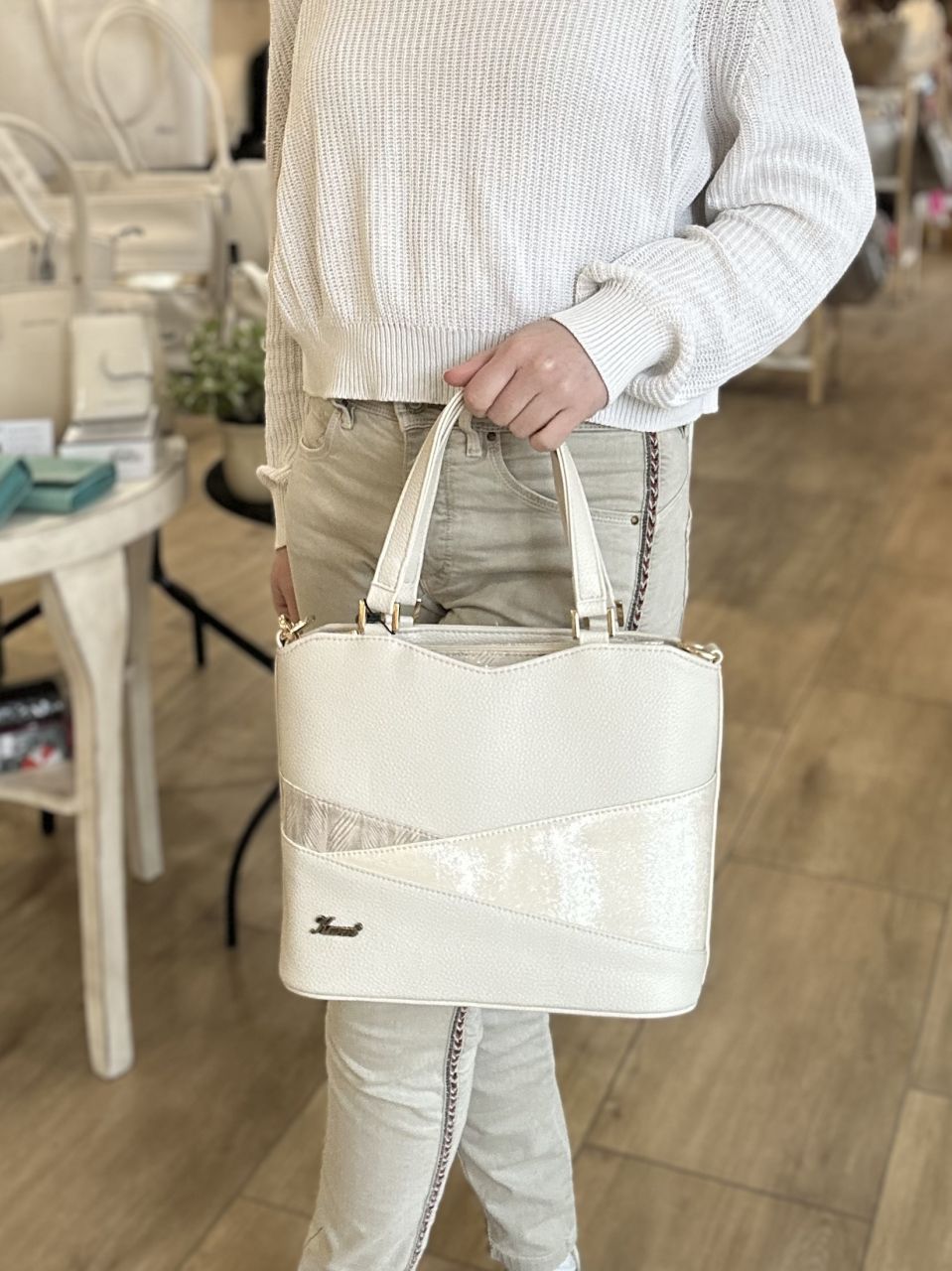 Bézs Karen elegáns kézitáska, osztott